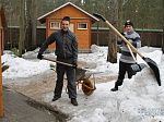 Бывшие воспитанники очищают территорию от снега
