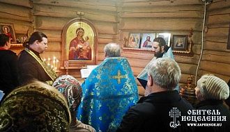 В часовне иконы «Скоропослушница» посёлка Петровское состоялся торжественный молебен с акафистом Божией Матери.